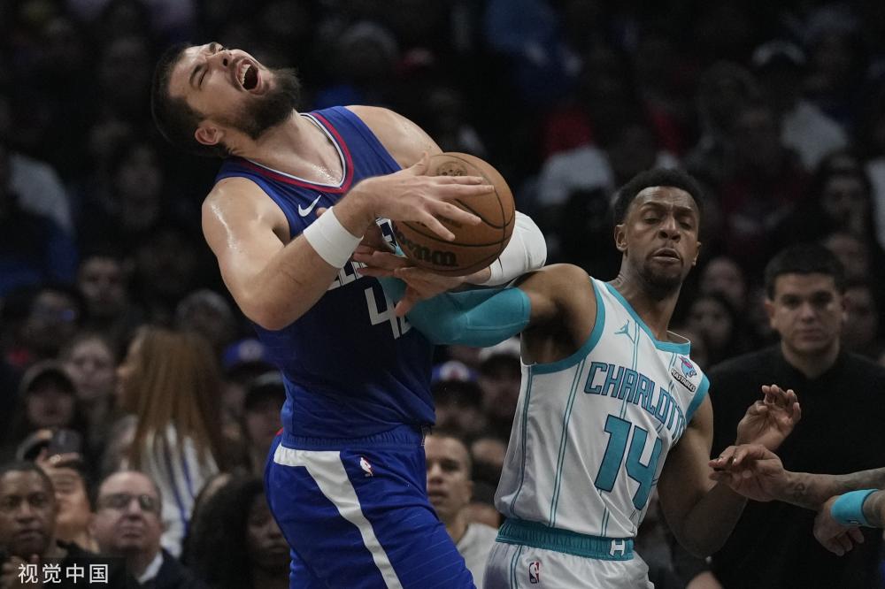 距紧随其后 距紧随其后